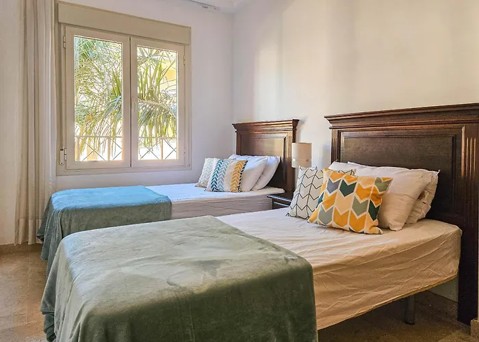 アパート Three Bedroom In Chapas マルベーリャ